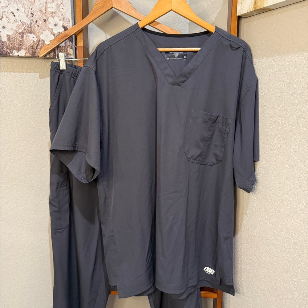 Sketchers Dark Gray Men’s XL Scrub Set